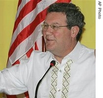 Australian Foreign Minister Alexander Downer gestures as he answers questions from reporters during the 14th ASEAN Regional Forum in Manila, Philippines, 2 Aug. 2007