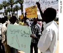 Members of Sudan's Dinka tribe from Abyei hold banners reading 'Abyei is 100% southern' (File Photo) 