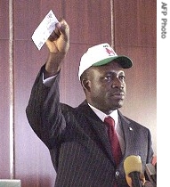 Central Bank Governor Charles Soludo raises a new naira notes, in Abuja, 28 Feb 2007<br />