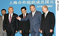 From left, Iranian President Ahmadinejad, Kazakh President Nazarbayev, Chinese President Hu, Kyrgyz President Bakiyev, Russian President Vladimir Putin in Bishkek, Kyrgyzstan, 16 Aug 2007