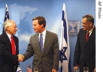 U.S. Undersecretary of State Nicholas Burns, center, Bank of Israel Governor Stanley Fischer, left, and Aharon Abramovitz looks on during a news conference in Jerusalem, 16 Aug 2007