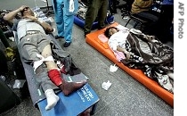 Injured Peruvians receive medical attention at hospital following earthquake, 16 Aug 2007