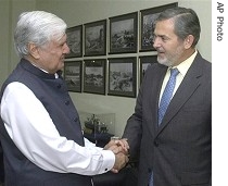 U.S. Assistant Secretary of State Richard Boucher shakes hands with Pakistan's Interior Minister Aftab Sherpao in Islamabad, 16 Aug 2007