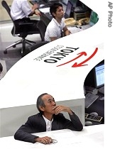 Worker at Tokyo Stock Exchange gazes at stock price board Friday, 17 Aug 2007 