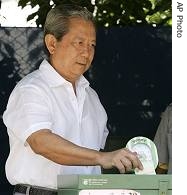 Thailand's PM Surayud Chulanont casts his vote during a referendum on a new constitution at a polling station in Bangkok, 19 Aug 2007
