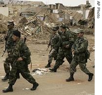 Soldiers patrol the streets of Pisco, 19 Aug 2007  
