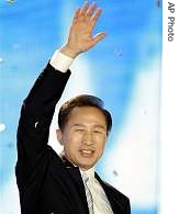 Lee Myung-bak, waves his hand after he was elected presidential candidate in Seoul, 20 Aug 2007