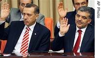 Turkey's FM Abdullah Gul, right, and PM Recep Tayyip Erdogan, raise hands after results of first round of voting, 20 Aug 2007