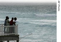 Two couples look at the ocean as Hurricane Dean approaches the area in Cancun, southeastern Mexico, 20 Aug 2007