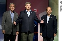 Canadian Prime Minister Stephen Harper, center, stands with President Bush, left, and Mexican President Felipe Calderon