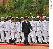 Japanese Prime Minister Shinzo Abe, center, inspects a Guard of Honor during his ceremonial reception at the Indian Presidential Palace, in New Delhi, India, 22 Aug 2007