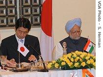 Japanese Prime Minister Shinzo Abe (l) and Indian Prime Minister Manmohan Singh (r) sign a bilateral agreement in New Delhi, 22 Aug 2007