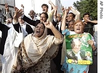 Supporters of Nawaz Sharif celebrate Pakistan's Supreme Court's decision in favor of the former leader, 23 Aug  2007, in Islamabad