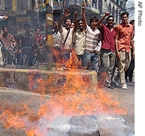 Protesting students shout slogans in front of a burning roadblock, demanding an end to emergency rule near the Dhaka University campus in Dhaka, Bangladesh, 22 Aug 2007