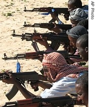 Somali's are trained how to handle assualt rifles, at the Arbiska training camp just outside the Somali capital, Mogadishu, 26 Sep 2006 (file photo)