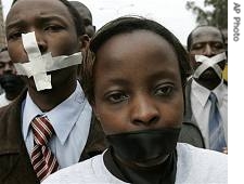 Kenyan journalists demonstrate in Nairobi against a clause in the media bill, 15 Aug 2007 