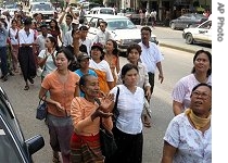 Demonstrators march on Insein road in northern Rangoon suburb, 22 Aug 2007, to protest over massive fuel price hikes