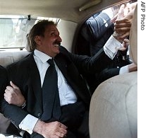 Sacked Pakistani Chief Justice Iftikhar Mohammad Chaudhry is greeted by lawyers who gathered outside the Supreme Court in Islamabad, 13 Mar 2007