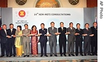 ASEAN economic ministers during a photo session after their 10th Economic Ministers Meeting with their three dialogue partners China, Japan and South Korea, 25 Aug 2007<br />