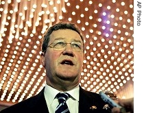 Alexander Downer (01 Aug 2007 file photo)