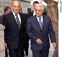 Palestinian leader Mahmud Abbas (R) meeting with Israeli Prime Minister Ehud Olmert in Jerusalem, 11 Mar 2007
