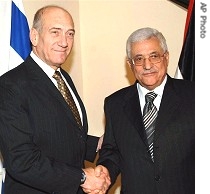 Israeli Prime Minister Ehud Olmert, left, with Palestinian President Mahmoud Abbas during their meeting at Olmert's residence in Jerusalem, 28 Aug 2007