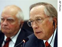 Sam Nunn, right, speaks in Moscow  as adviser of the Russian Center of Political Studies Yevgeny Maslin, left, looks on, 28 Aug 2007<br />