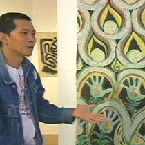Lin demonstrating how he made his peacock painting