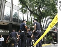 Police officers stand by the UN Plaza where potentially hazardous chemical agents were discovered, 30 Aug. 2007