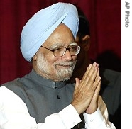 Prime Minister Manmohan Singh greets members of the audience at the Bhabha Atomic Research Centre (BARC) Training School at BARC in Mumbai, 31 Aug 2007