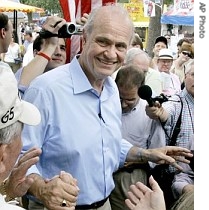 Former Senator and still unofficial presidential candidate Fred Thompson shakes hands with fairgoers at the Minnesota State Fair, 27 Aug. 2007
