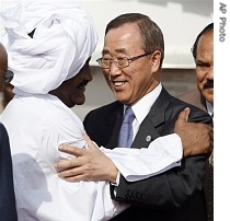 UN Secretary-General Ban Ki-moon, right, greets Sudan's Ambassador to the UN Abdelmahmoud Abdelhalim Mohamed at Khartoum, Sudan, 3 Sept. 2007