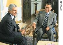 Egyptian President Hosni Mubarak, right meets with Italian Foreign Minister Massimo D'Alema in Alexandria, 04 Sep 2007