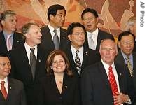 Australian Trade Minister Warren Truss, front row right, and other participants to APEC ministerial meeting pose for an official photo session in Sydney, 05 Sep 2007
