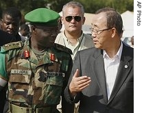 United Nations Secretary-General Ban Ki-moon (r) talks to African Union (AU) Force Commander General Martin Agwai of Nigeria during his visit to El Fasher, Sudan, 05 Sep 2007