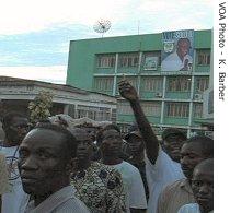 Party supporters rally in front of SLPP headquarters, 05 Sep 2007, ahead of Saturday's presidential runoff in Sierra Leone
