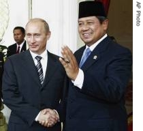 Russian President Vladimir Putin, left, with his Indonesian counterpart Susilo Bambang Yudhoyono, prior to their bilateral meeting in Jakarta, 06 Sep 2007