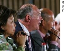 Australian Trade Minister Warren Truss, second from left speaks at a media questions and answers session, 06 Sep 2007<br />