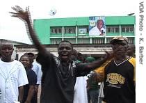SLPP supporter cheer as peace march passes by the party headquarters in Freetown, 01 Sep 2007