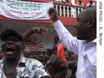 APC member Philip Conteh direct party supporters in a cheer, Freetown, 01 Sep 2007
