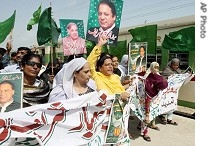 Supporters of Nawaz Sharif leave for Islamabad to receive their leader, Karachi Railway Station, 07 Sep 2007