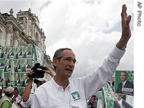 Alvaro Colom waves to supporters during a campaign rally in Antigua, Guatemala, 01 Sept 2007