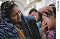 Rigoberta Menchu consoles a relative of Esmeralda Uyun, a member of Menchu's party who was killed by assailants last Wednesday, in San Raymundo, 07 Sept 2007<br />