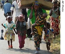 People flee from fighting near the town of Mugunga, Democratic Republic of Congo, 06 Sep 2007