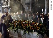 Modena's Archbishop Benito Cocchi blesses Italian tenor Luciano Pavarotti's coffin during his funeral in Modena's Cathedral, 08 Sep 2007