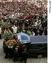 The coffin of Luciano Pavarotti is carried out Modena's Romanesque cathedral, 08 Sep 2007, after the funeral mass in tribute to Italy's opera superstar