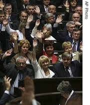 Lawmakers from the ruling Law and Justice party vote to dissolve the parliament during the chamber's session in Warsaw, 07 Sep 2007