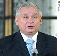 Polish Prime Minister Jaroslaw Kaczynski speaks at a press conference after a vote to cut short the parliament's term in Warsaw, 07 Sep 2007