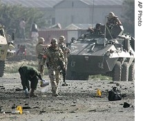 Investigators check the scene after a suicide attack in Kabul, 31 Aug 2007<br />