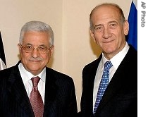 Israeli Prime Minister Ehud Olmert (r) stands with Palestinian President Mahmoud Abbas (l) at the Prime Minister's Office in Jerusalem, 10 Sep 2007